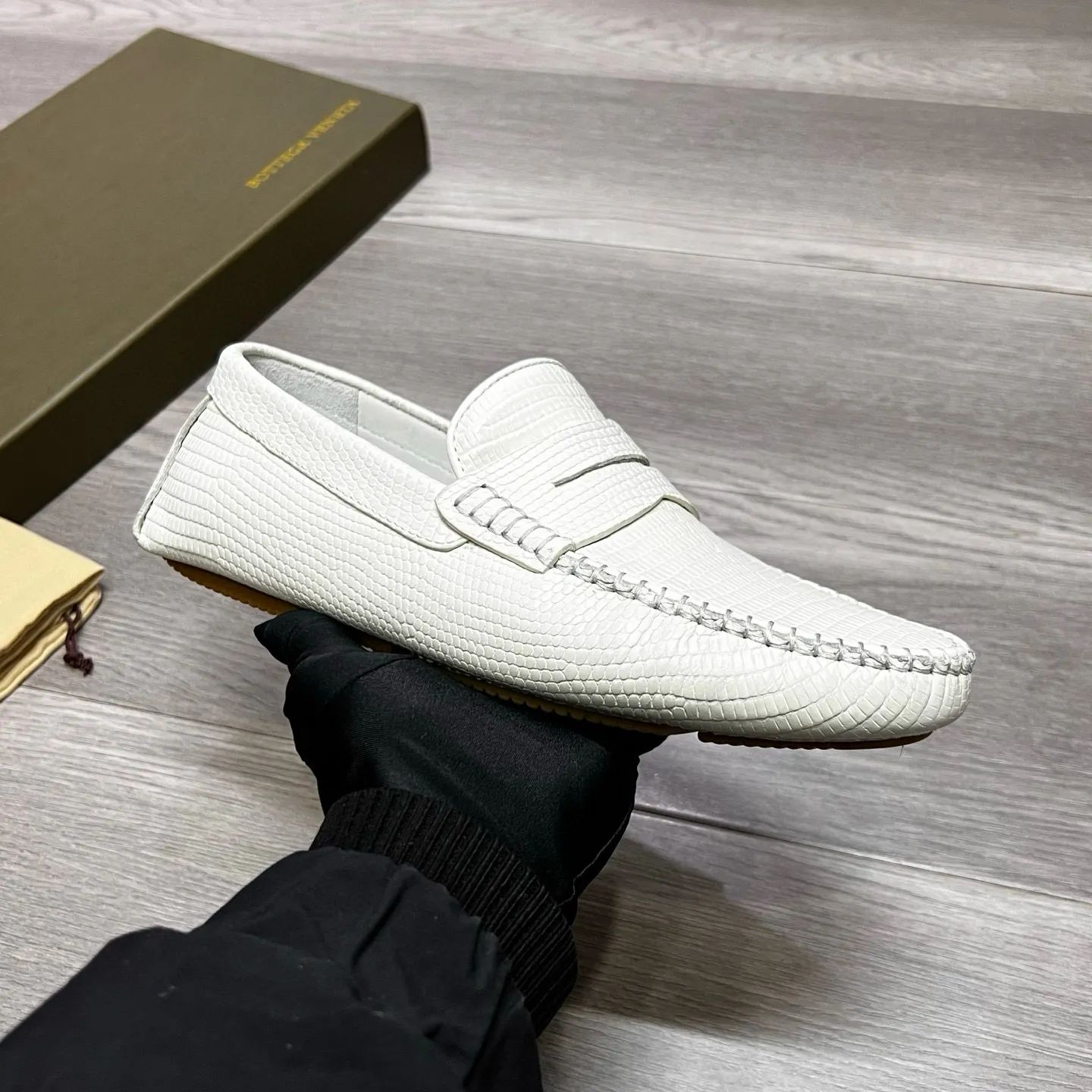 Factory price 480 BV 〰️Purely handmade classic men's beanie shoes👉👉driving shoes, slip-on shoes, made of imported cowhide from Italy, 💕water-dyed cowhide lining, 🔊original outsole, waterproof platform design, comfortable on the feet. A good choice for traveling and driving, three colors available, code number: 38-44, (45 can be customized)